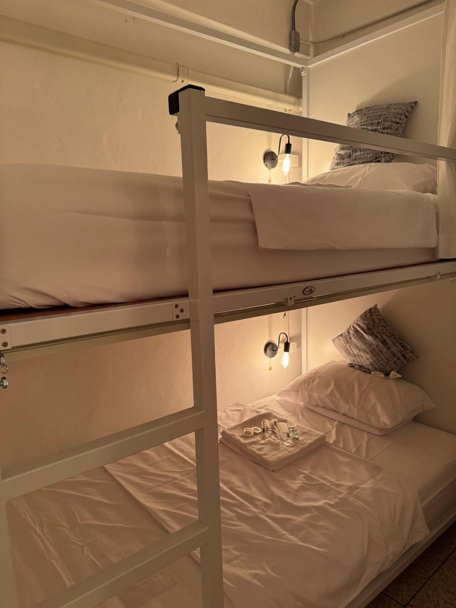 Twenty Two Place Hostel - Sukhumvit 22 Bangkok Exteriör bild