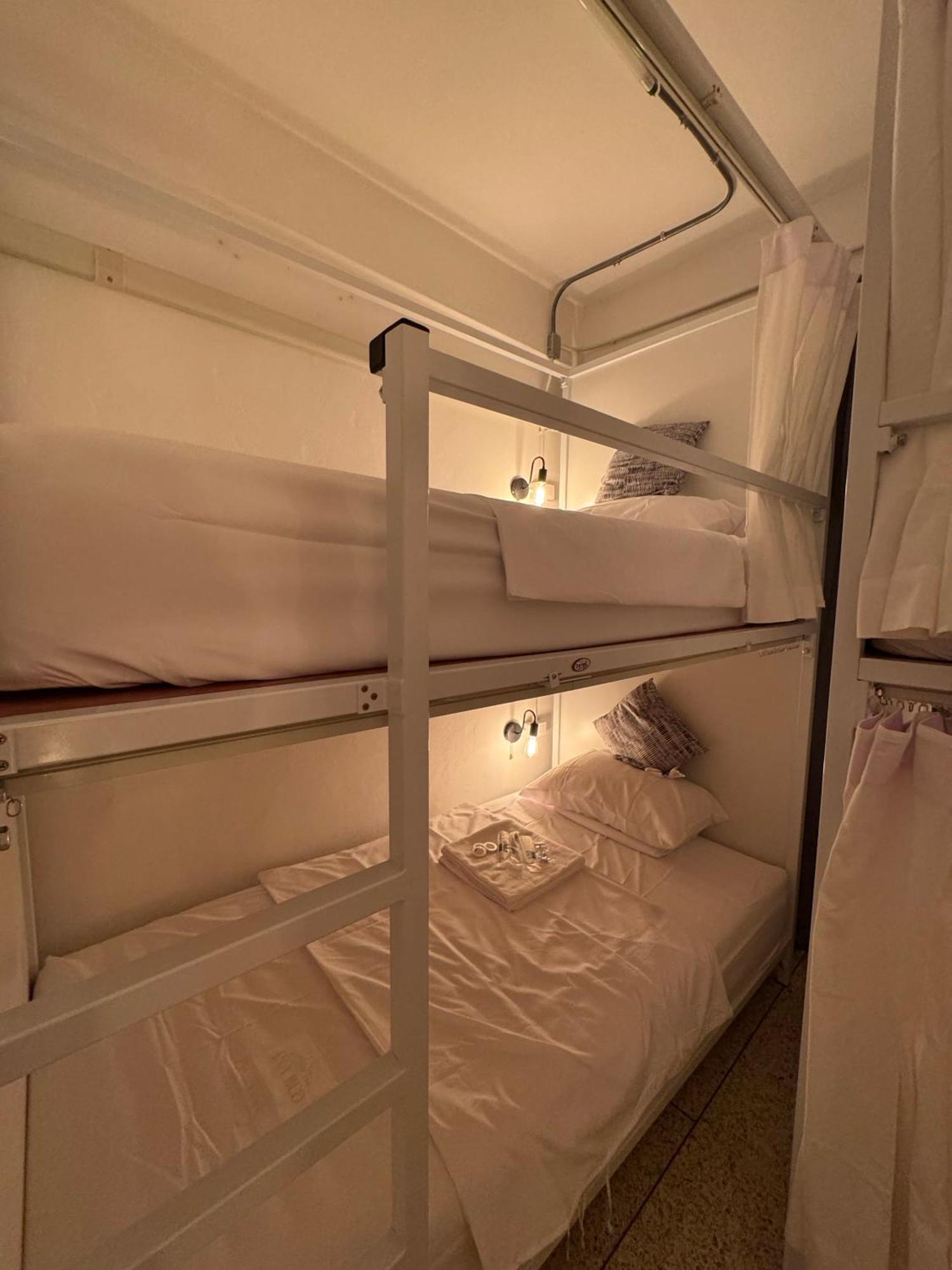 Twenty Two Place Hostel - Sukhumvit 22 Bangkok Exteriör bild