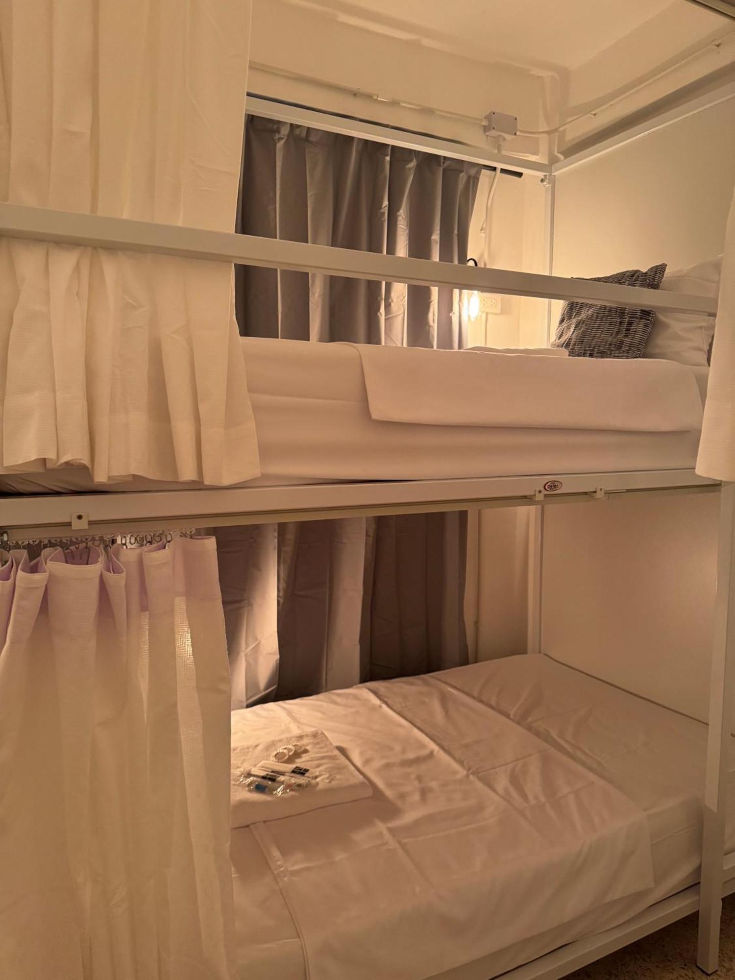 Twenty Two Place Hostel - Sukhumvit 22 Bangkok Exteriör bild