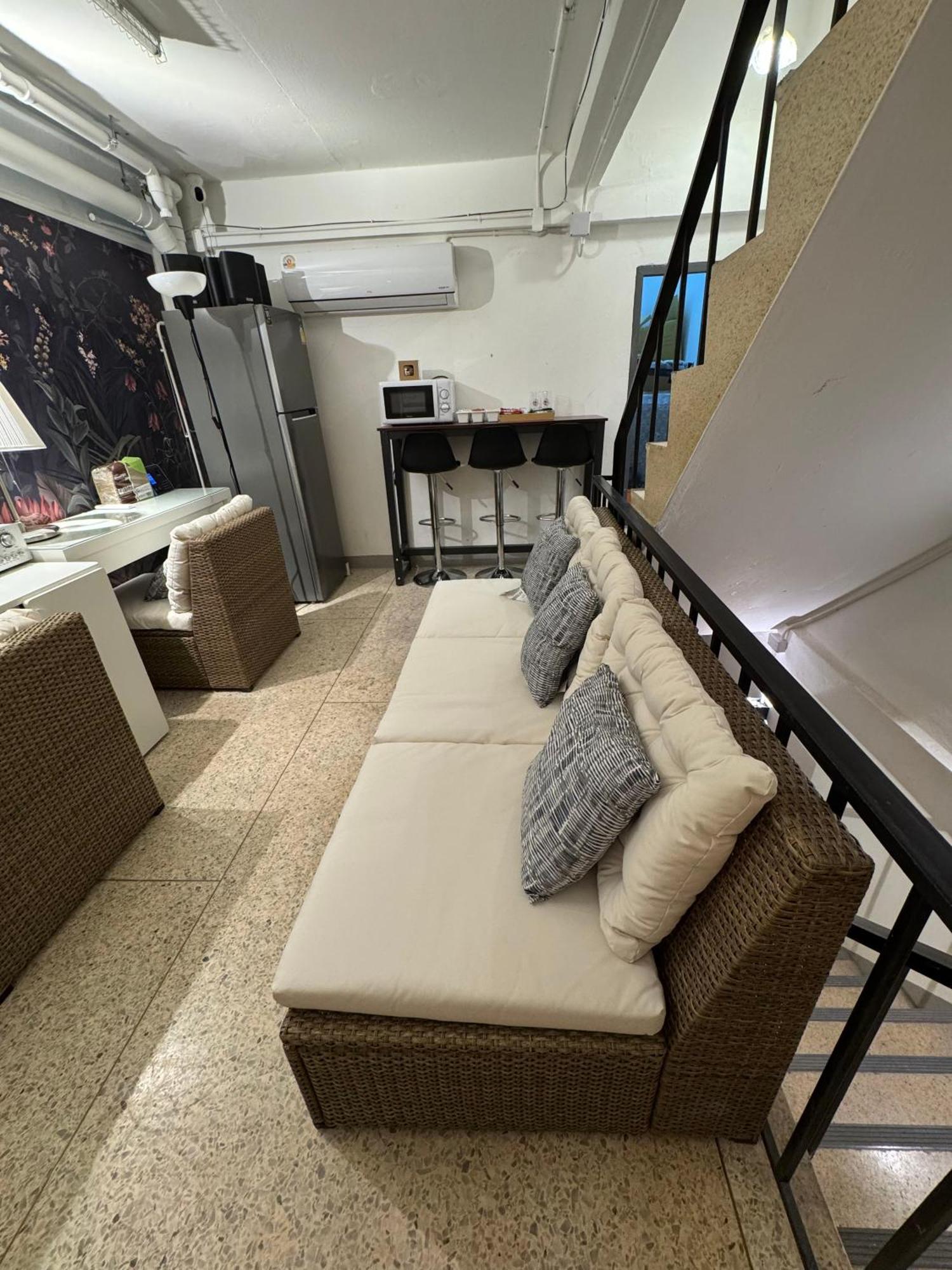 Twenty Two Place Hostel - Sukhumvit 22 Bangkok Exteriör bild