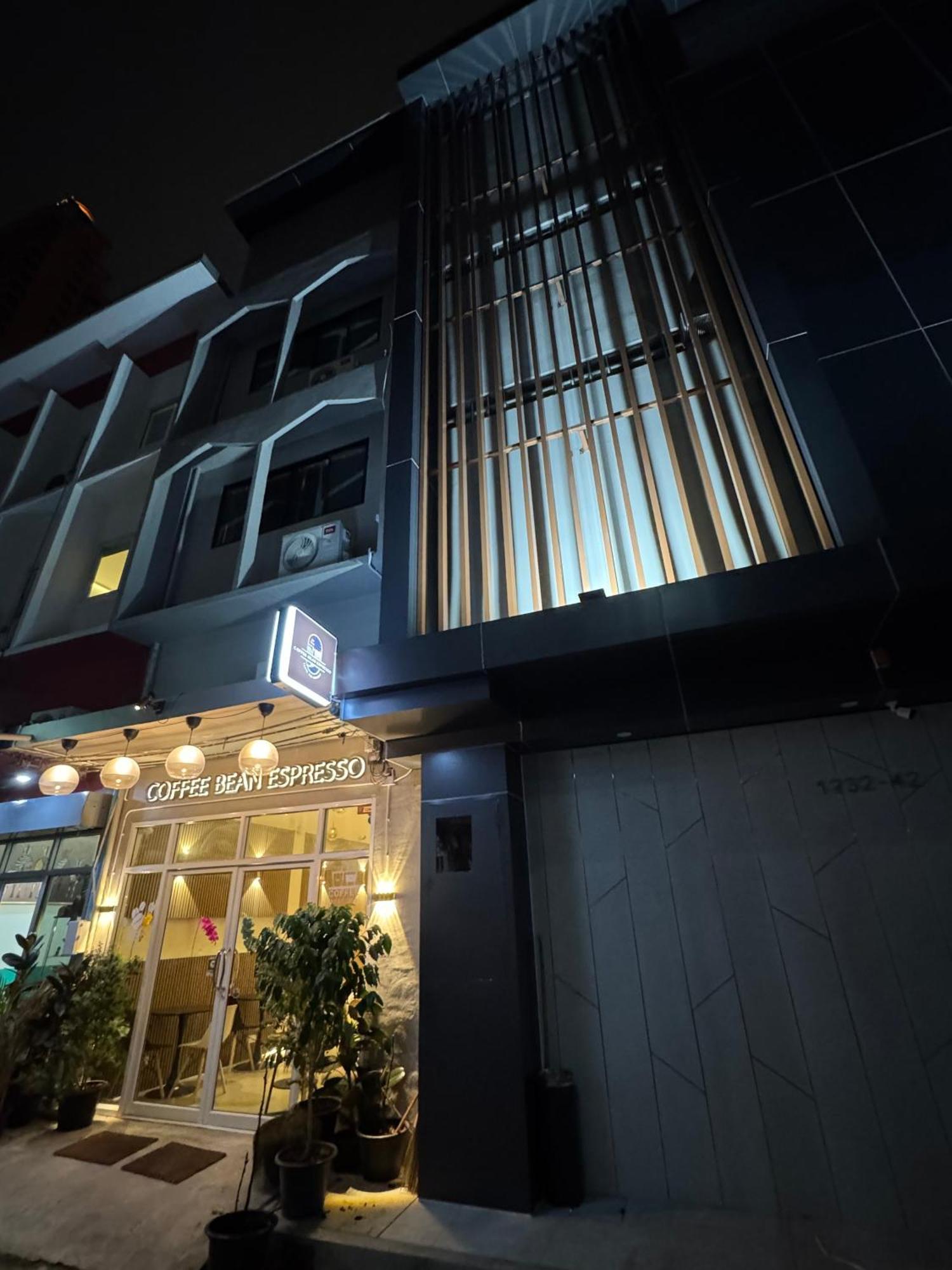Twenty Two Place Hostel - Sukhumvit 22 Bangkok Exteriör bild