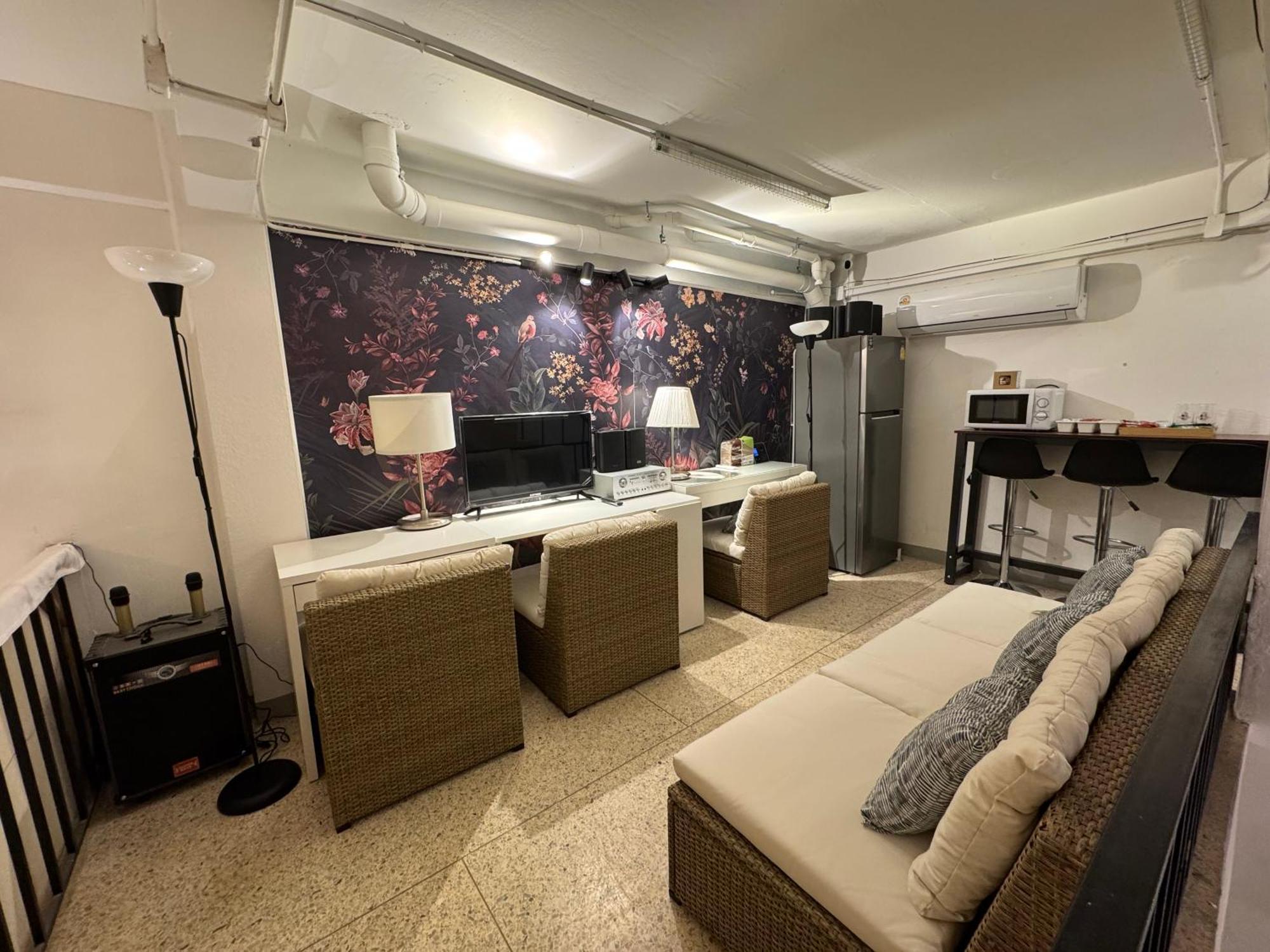 Twenty Two Place Hostel - Sukhumvit 22 Bangkok Exteriör bild