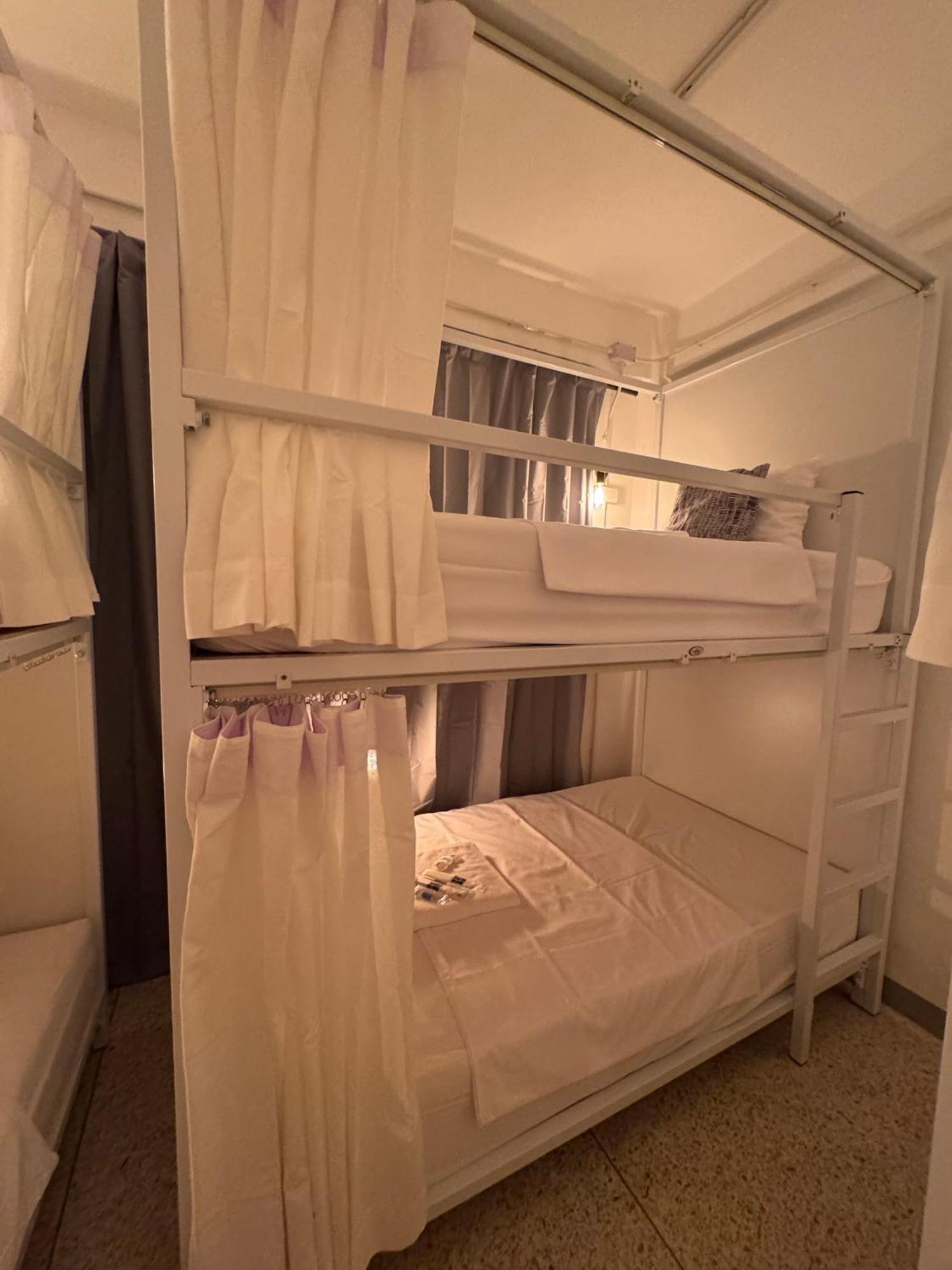 Twenty Two Place Hostel - Sukhumvit 22 Bangkok Exteriör bild